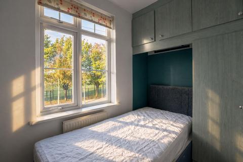 4 bedroom flat to rent, Lavender Avenue, Mitcham