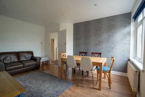 4 bedroom flat to rent, Lavender Avenue, Mitcham