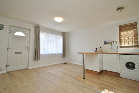 1 bedroom ground floor flat to rent, Amanda Close, Chigwell, IG7