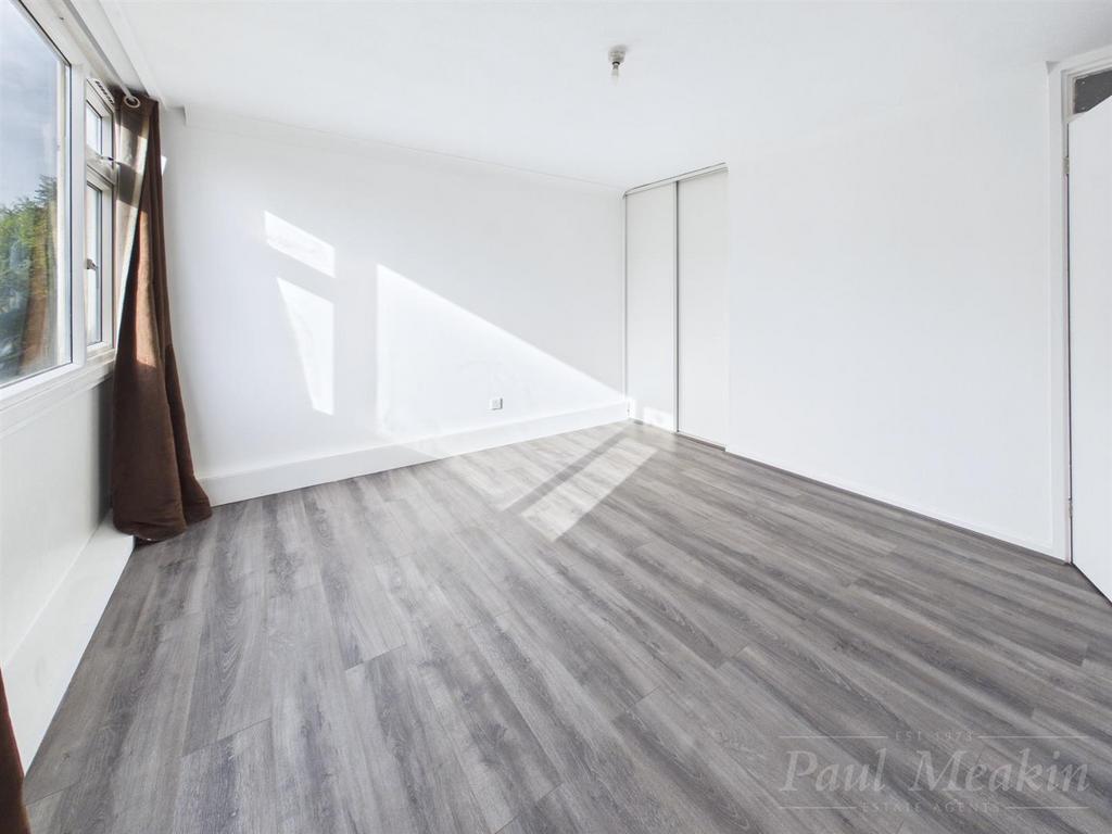 Apartment in South Croydon - More