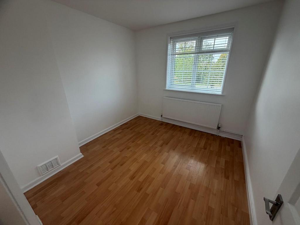 House in Edgware - More