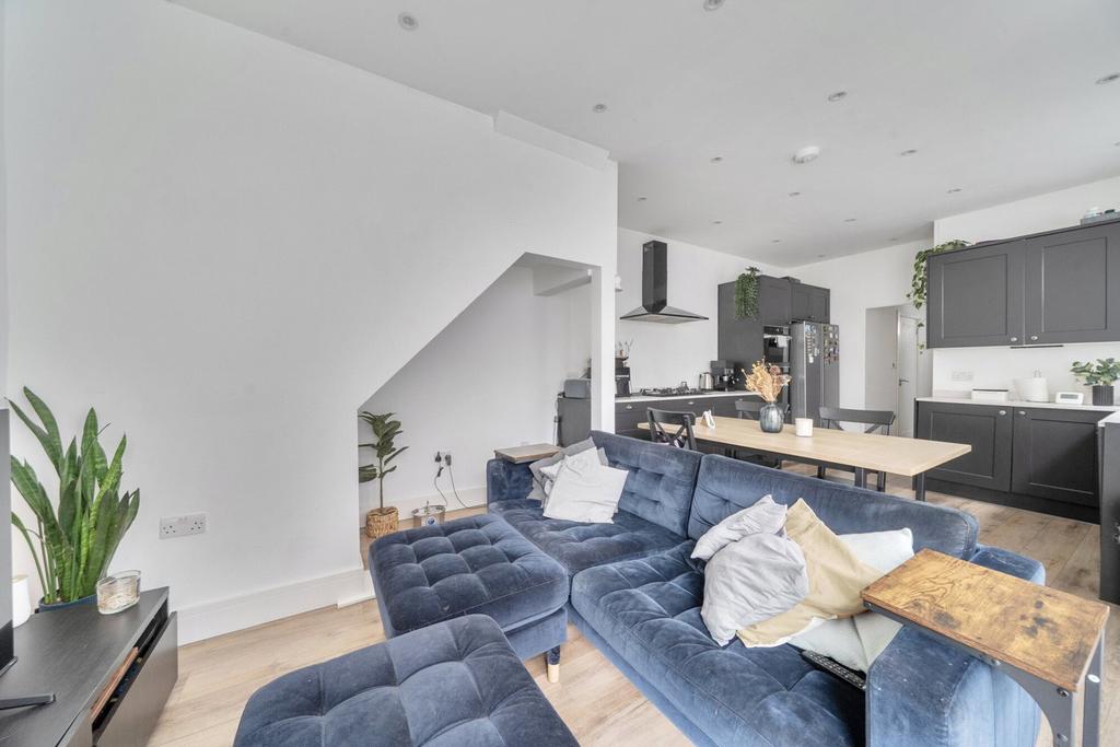 Apartment in Ealing - View 3