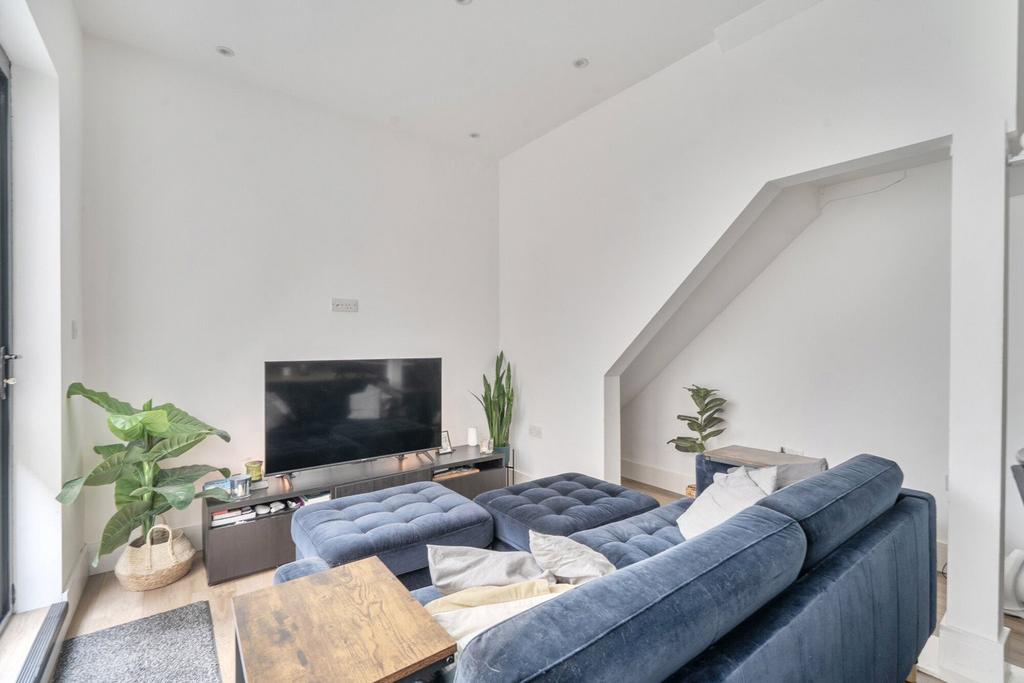 Apartment in Ealing - View 5