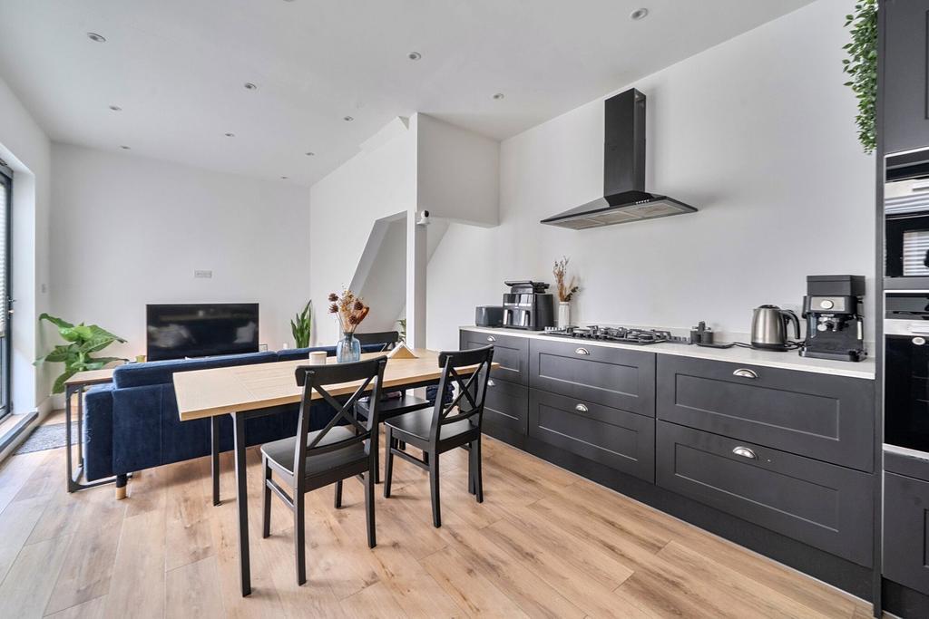 Apartment in Ealing - More