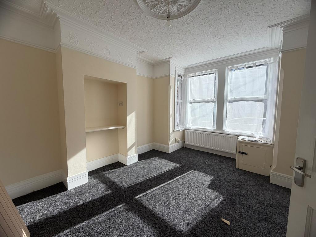 House in Luton - View 3