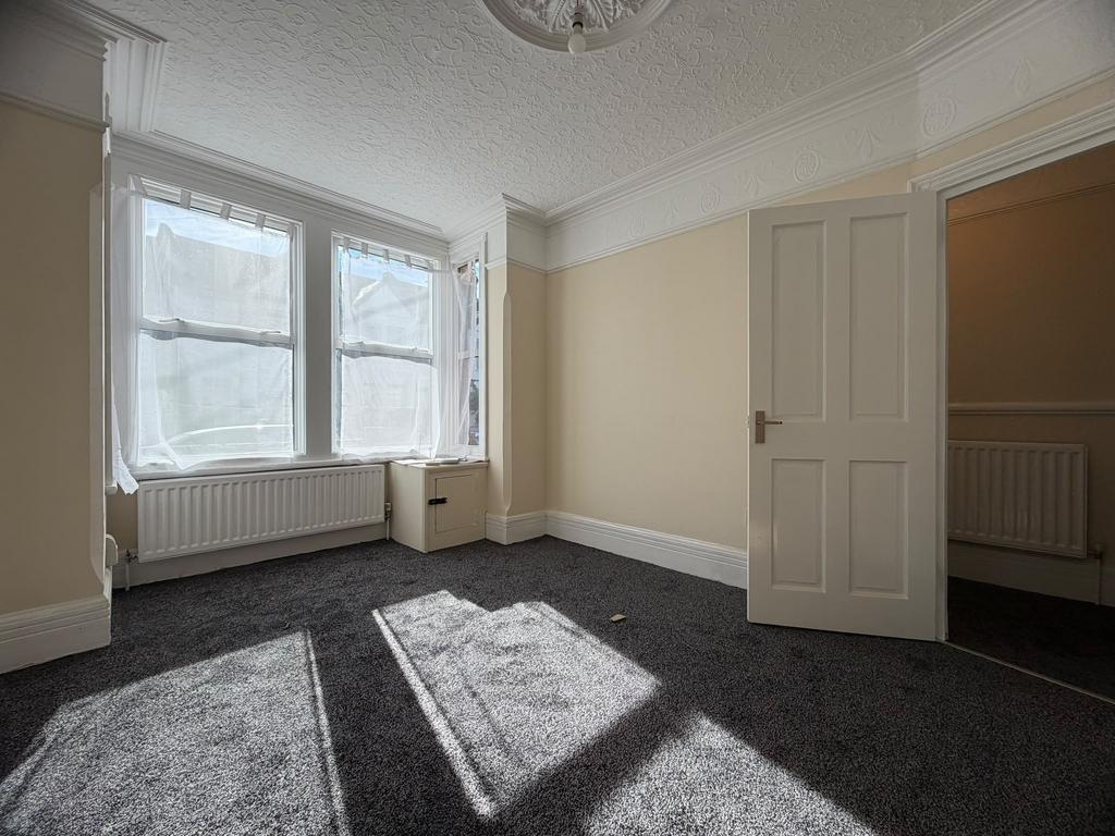 House in Luton - View 4