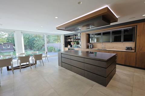 4 bedroom detached house for sale, Chestnut Avenue, Edgware HA8