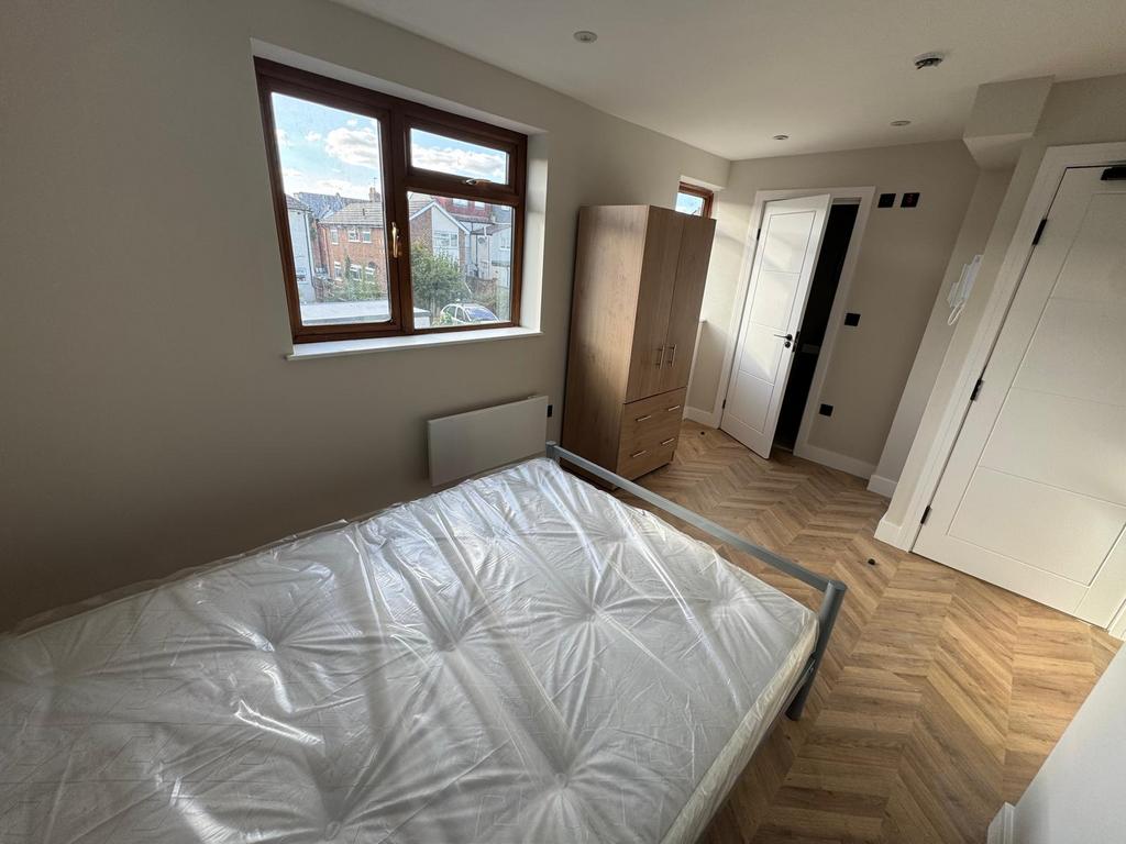 House in New Malden - More
