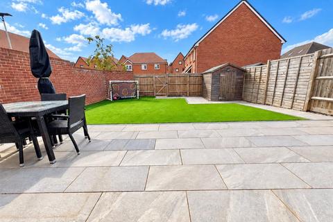 4 bedroom detached house for sale, Avon Road, Curbridge
