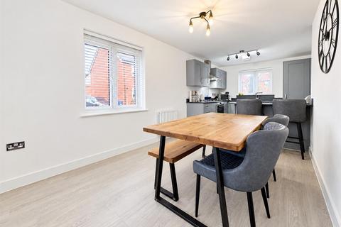4 bedroom detached house for sale, Avon Road, Curbridge