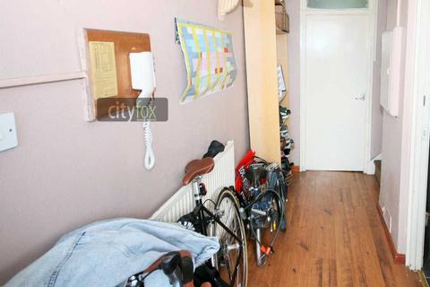 3 bedroom maisonette to rent, Hobson Place, Woodseer Street, Bricklane, E1 5HH