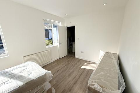 6 bedroom house share to rent, Brookfield Road, London N9