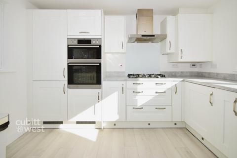 4 bedroom detached house to rent, Everett Gardens Eastergate PO20