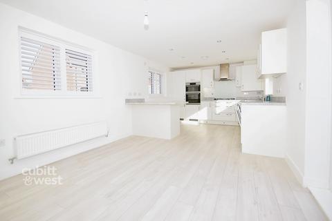 4 bedroom detached house to rent, Everett Gardens Eastergate PO20
