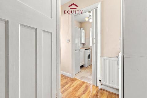 2 bedroom maisonette for sale, Camberley Avenue, Enfield, EN1