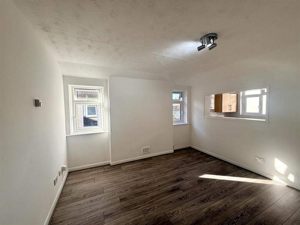 House in London, Mitcham - View 2