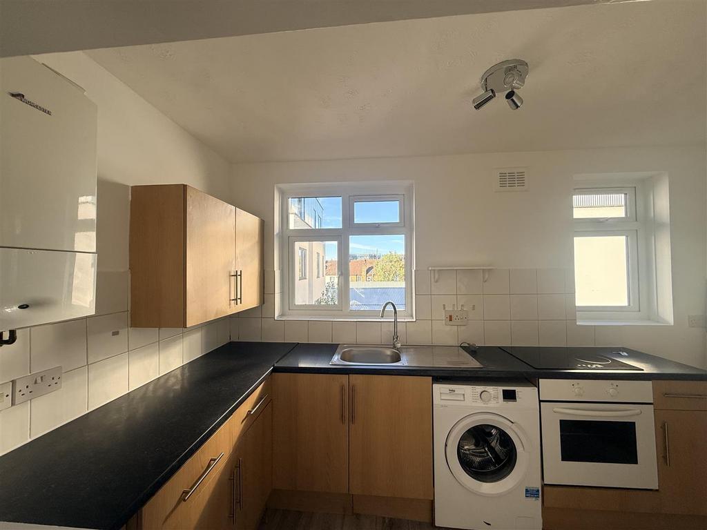House in London, Mitcham - View 4