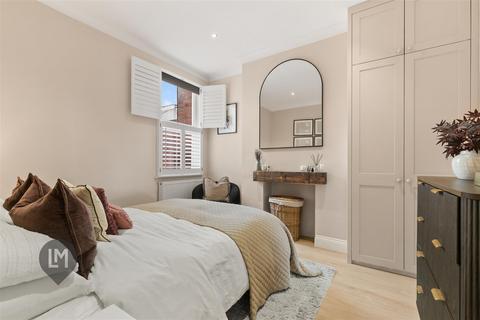 2 bedroom flat for sale, Replingham Road, London