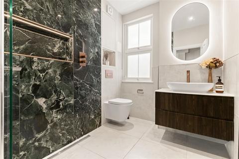 2 bedroom flat for sale, Replingham Road, London