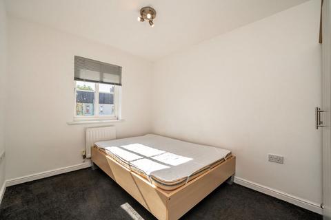 3 bedroom terraced house to rent, Garvary Road, London E16