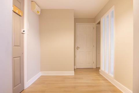 2 bedroom flat to rent, High Street, Saxon House High Street, SN16