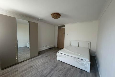 4 bedroom house to rent, Kemps Drive, Saltwell Lane, London