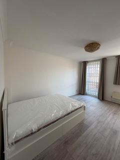4 bedroom house to rent, Kemps Drive, Saltwell Lane, London