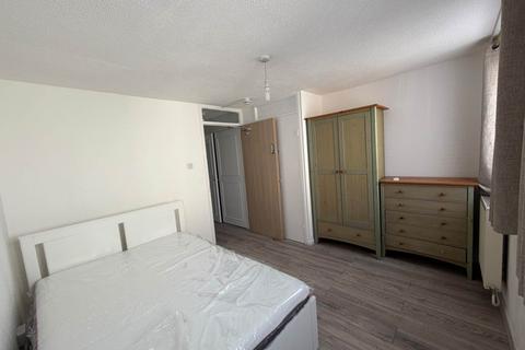 4 bedroom house to rent, Kemps Drive, Saltwell Lane, London