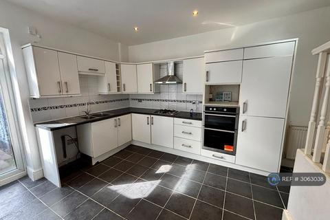 3 bedroom terraced house to rent, Hulton Street, Failsworth, Manchester, M35