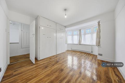 3 bedroom terraced house to rent, Fairlop Road, Ilford, IG6