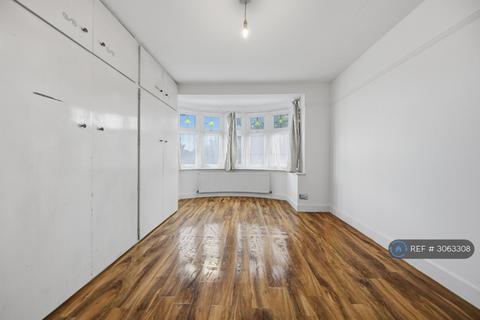 3 bedroom terraced house to rent, Fairlop Road, Ilford, IG6