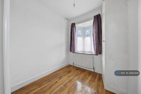 3 bedroom terraced house to rent, Fairlop Road, Ilford, IG6