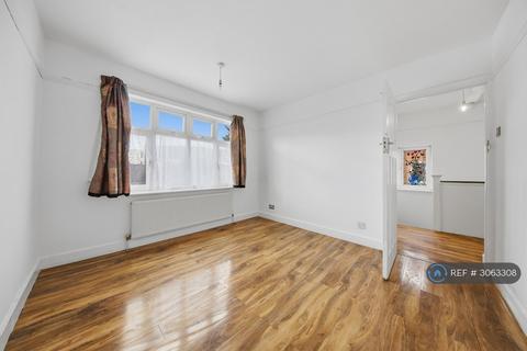 3 bedroom terraced house to rent, Fairlop Road, Ilford, IG6