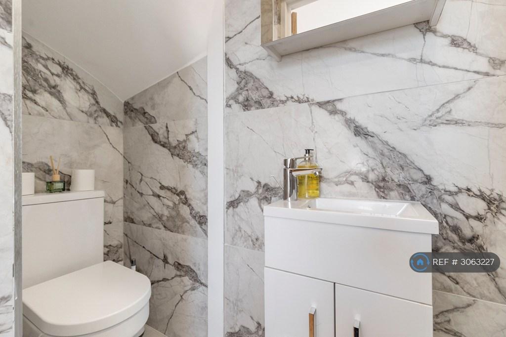 House in Edgware - More