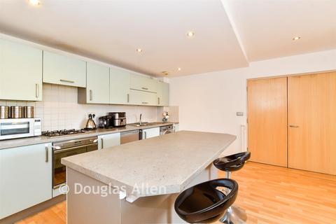 2 bedroom flat for sale, Mercury Court, Romford RM1