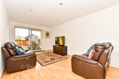 2 bedroom flat for sale, Mercury Court, Romford RM1