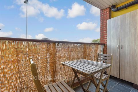2 bedroom flat for sale, Mercury Court, Romford RM1