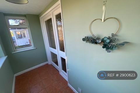 3 bedroom semi-detached house to rent, Woodlands Close, Mold, CH7