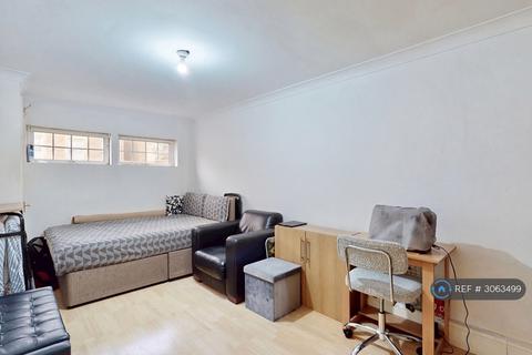 1 bedroom in a house share to rent, Chilcott Close, Wembley, HA0