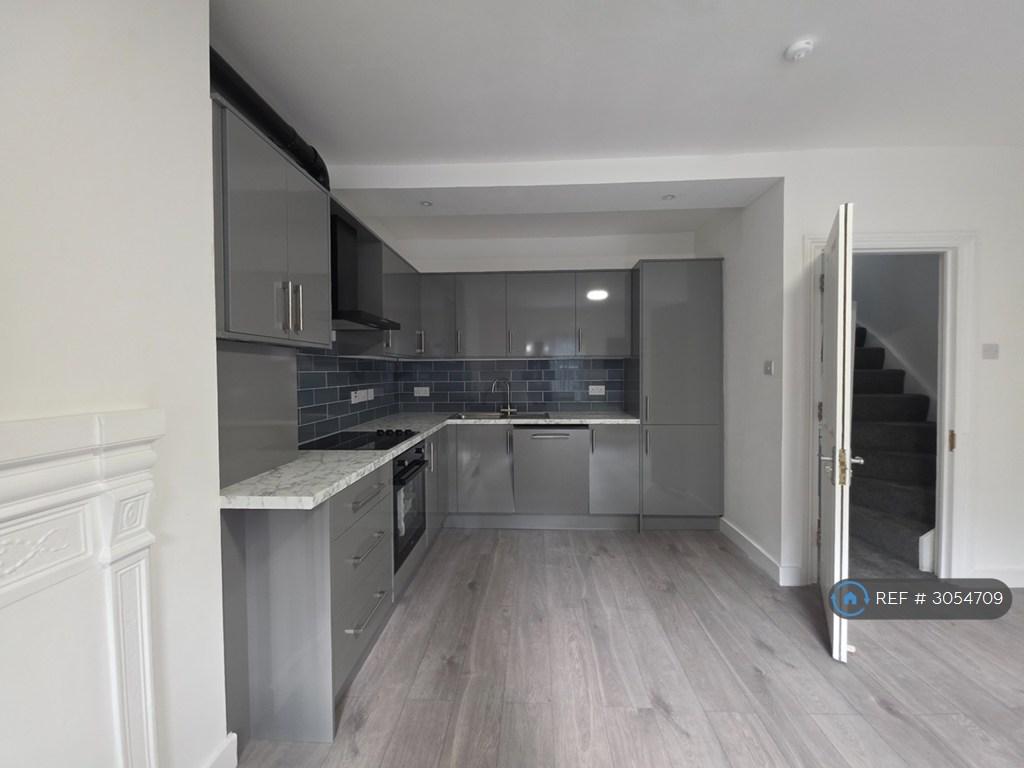Apartment in Brentford - View 2