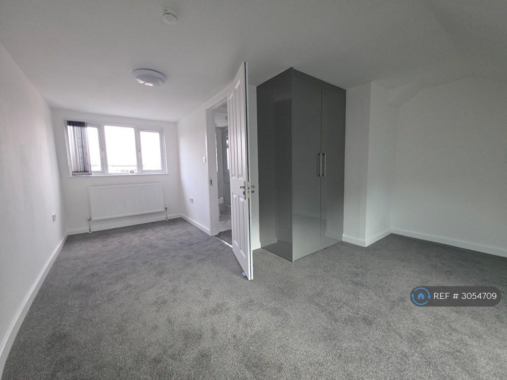 Apartment in Brentford - View 3