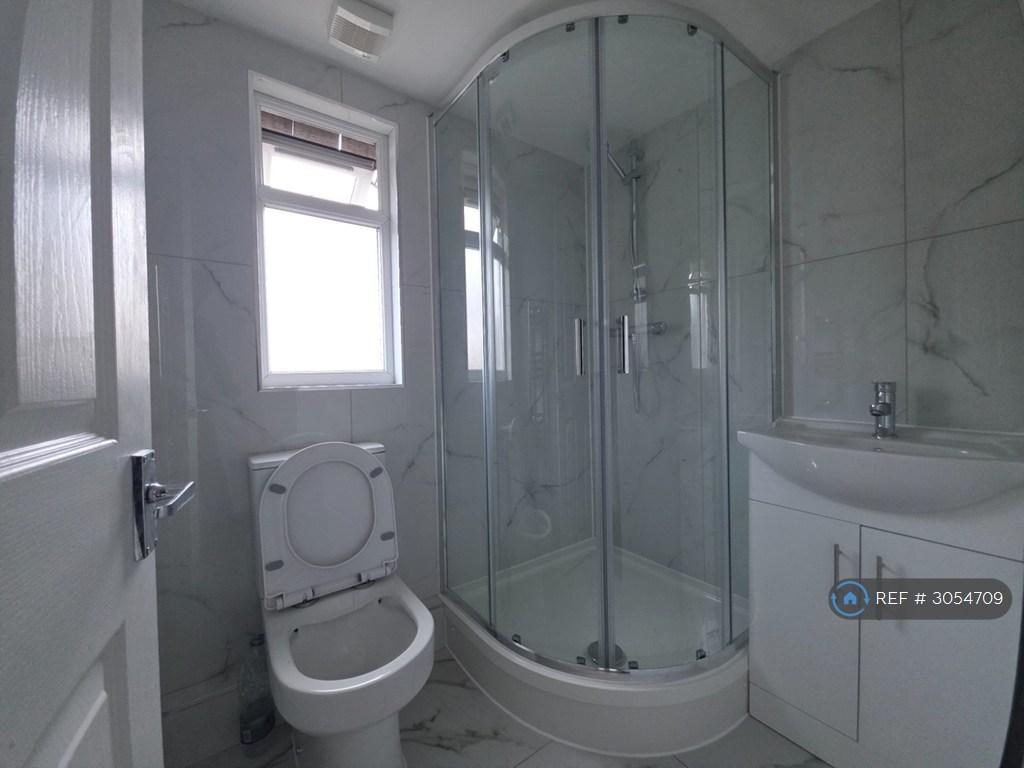 Apartment in Brentford - More