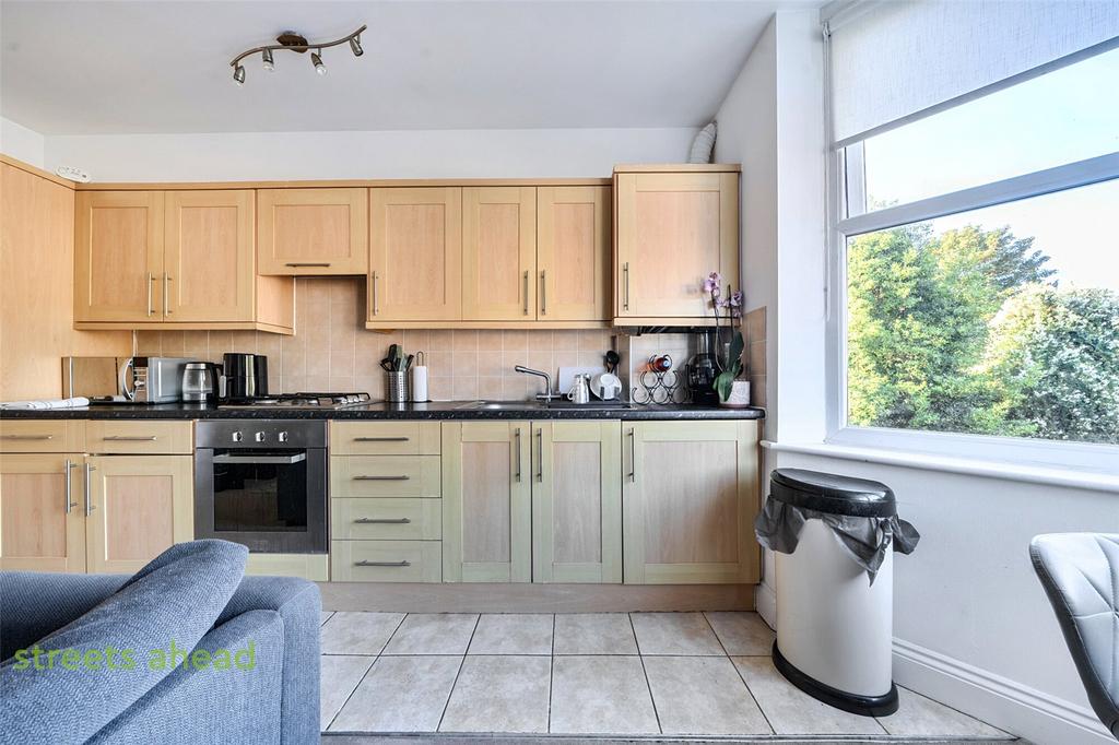 Apartment in Croydon - More