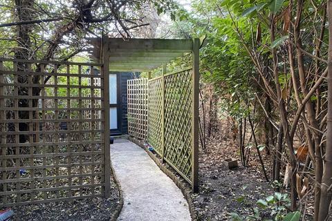 Studio to rent, James Avenue