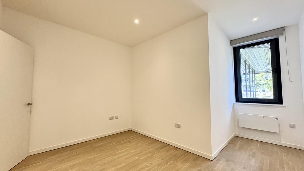 Apartment in Brentford - View 3