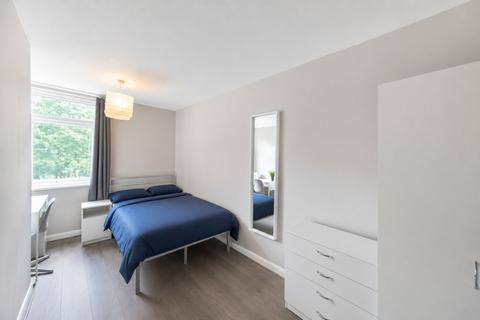 4 bedroom flat share to rent, Hind Grove