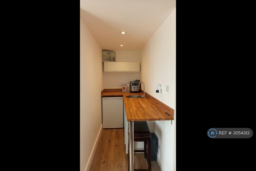 Apartment in London, The Hyde, Hendon Central - View 2