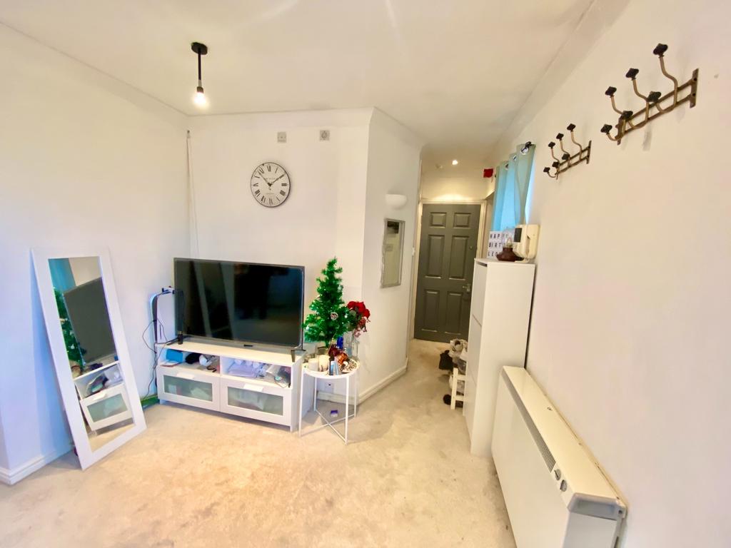 Apartment in Northwood - View 5