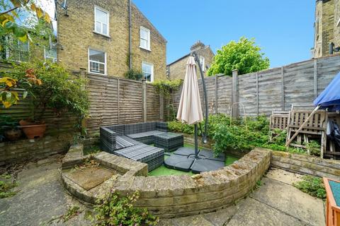 2 bedroom flat to rent, Ballater Road, London SW2