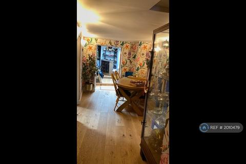 2 bedroom semi-detached house to rent, Fore St, Penzance, TR20